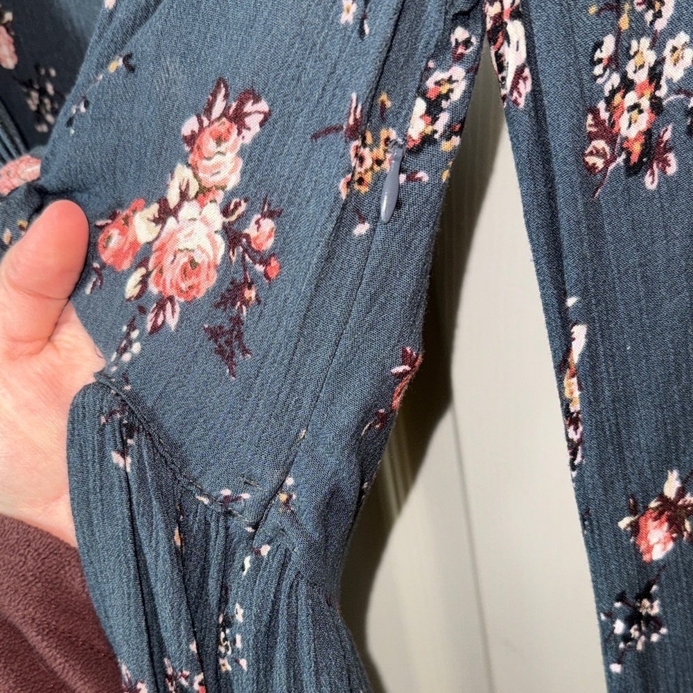 American Eagle Floral Long Sleeve - Picture 7 of 10